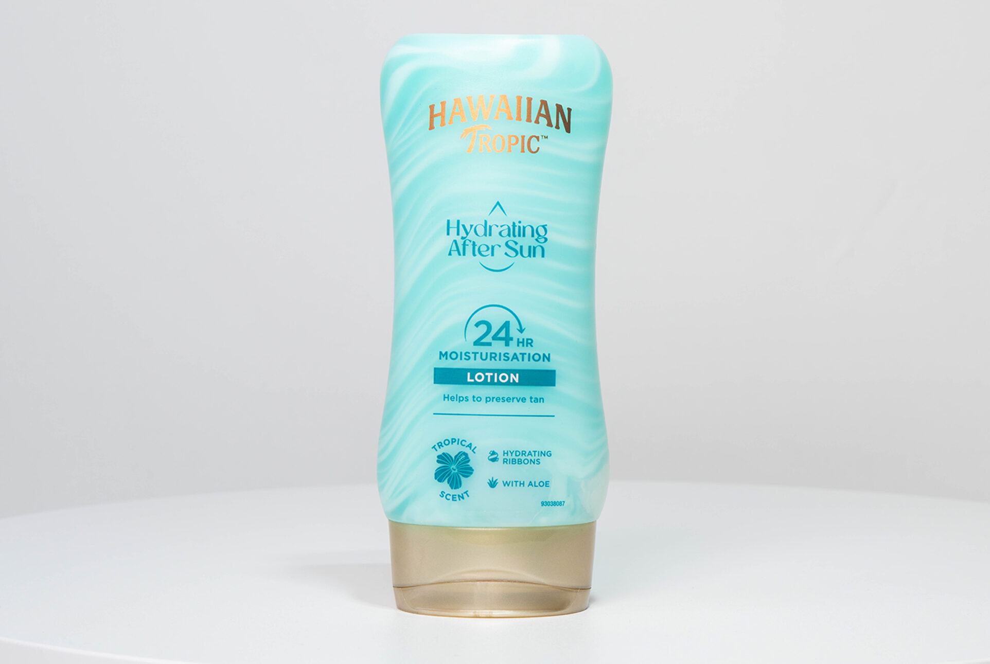 Eine Türkise After Sun Lotion vor einem hellgrauen Hintergrund