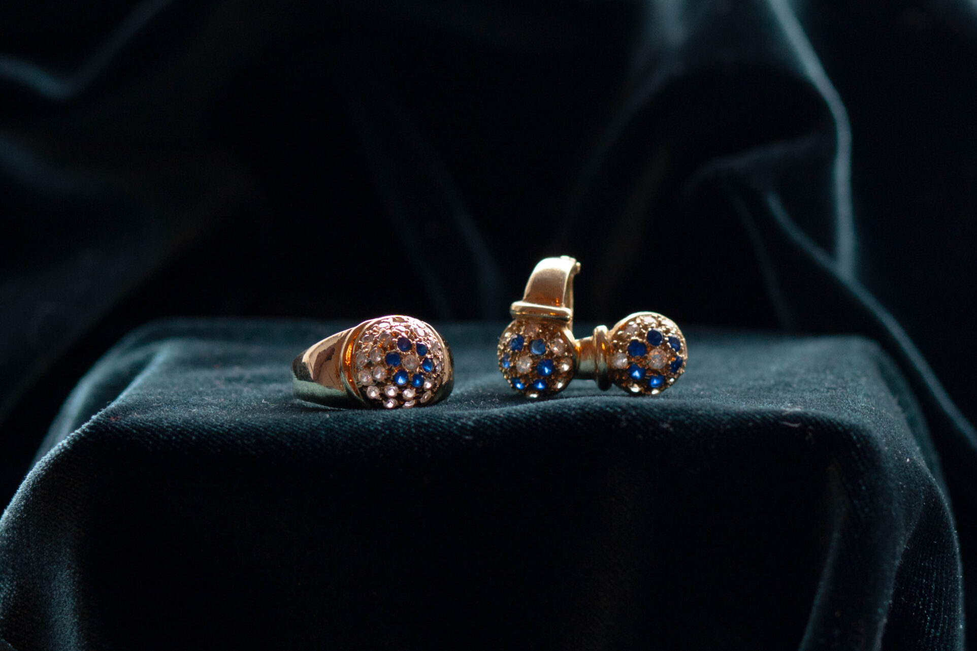 Produktfoto Goldschmuck mit Saphir