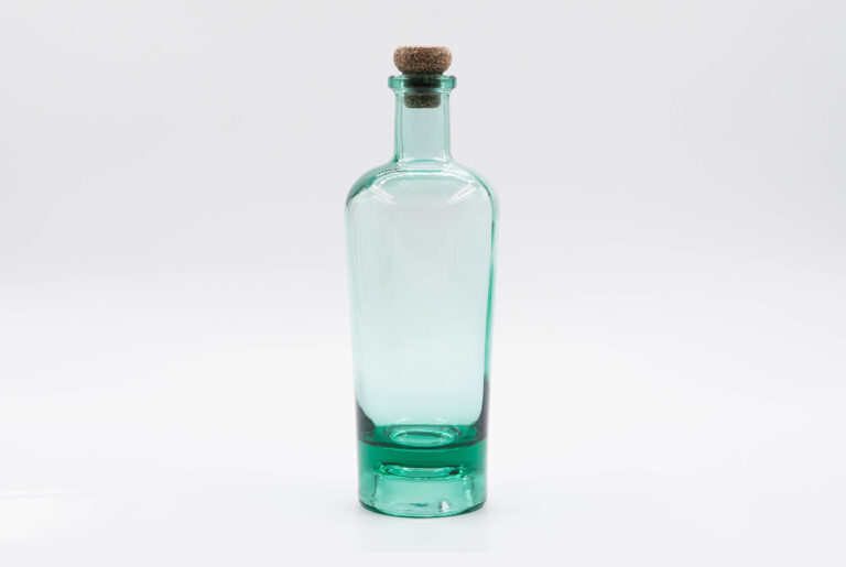 Dekorative Glasflasche, im Studio fotografiert