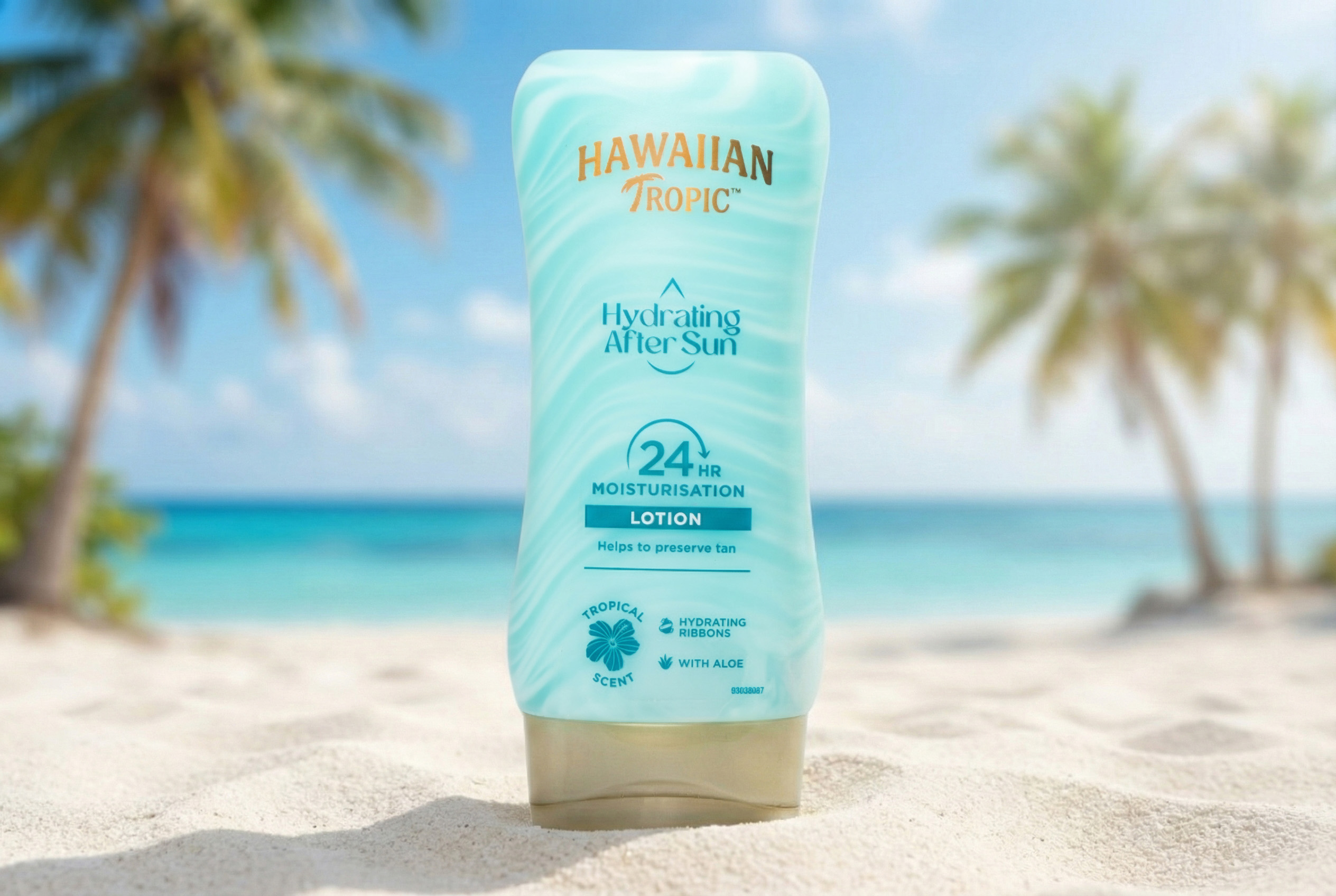 After Sun Lotion steht an einem tropischen Strand im Sand.