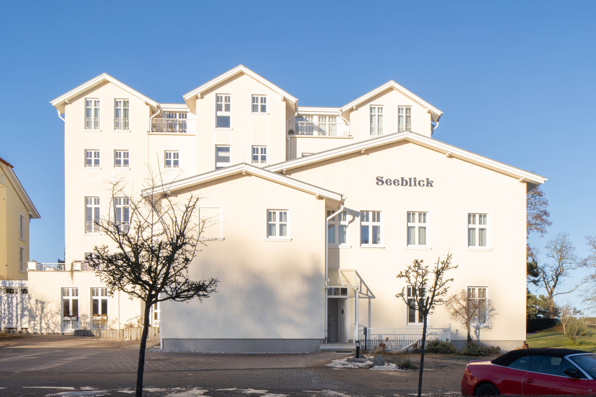 Haus mit Erkern im Sonnenlicht