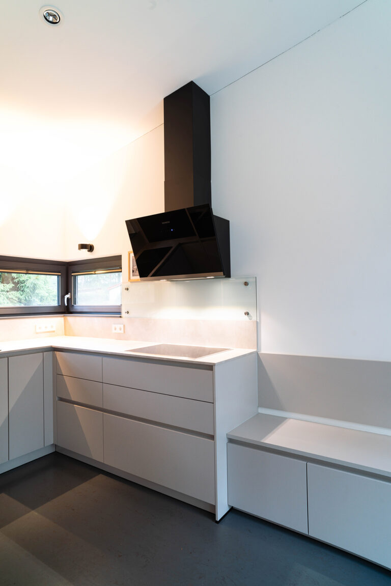 Küchenstudio Küche mit Dachschrägen