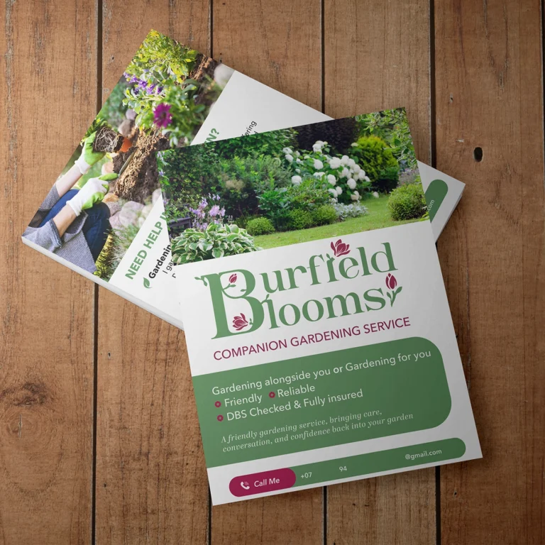 Ein Flyer mit Vorderseite und teile der Rückseite liegen auf einem Hoztisch. Auf dem Flyer sind Fotos von Gartenarbeit und Gärten zu sehen.