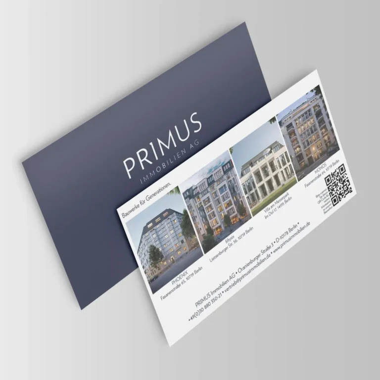 Ein dunkelblauer Flyer von beiden Seiten. Auf der Rückseite sind Immobilien abgebildet.