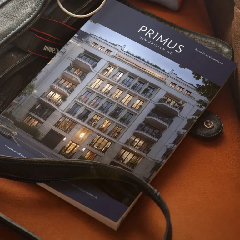 Ein Katalog mit einem Wohnhaus auf dem Cover liegt auf einem Tisch.