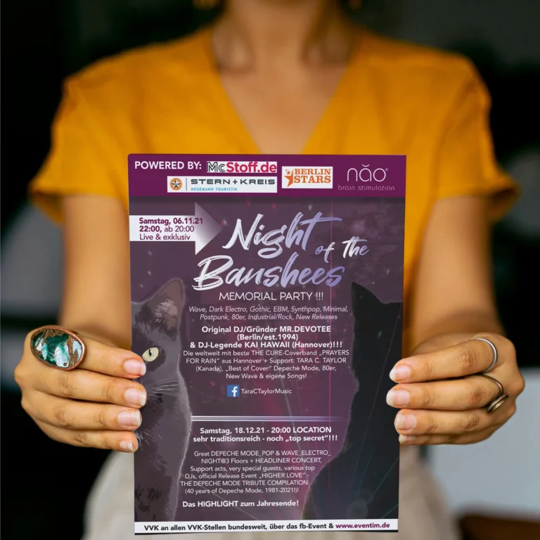 Eine Frau hält einen Musikflyer mit einer Schwarzen Katze darauf ins Bild.