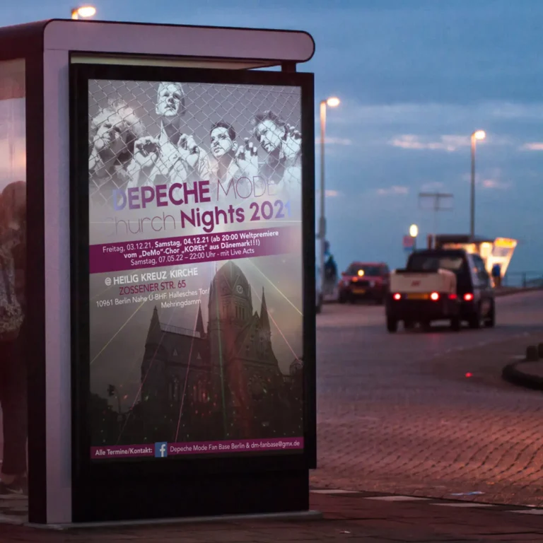 Ein Poster für eine Partyreihe in einer ehemaligen Kirche an einer Bushaltestelle.