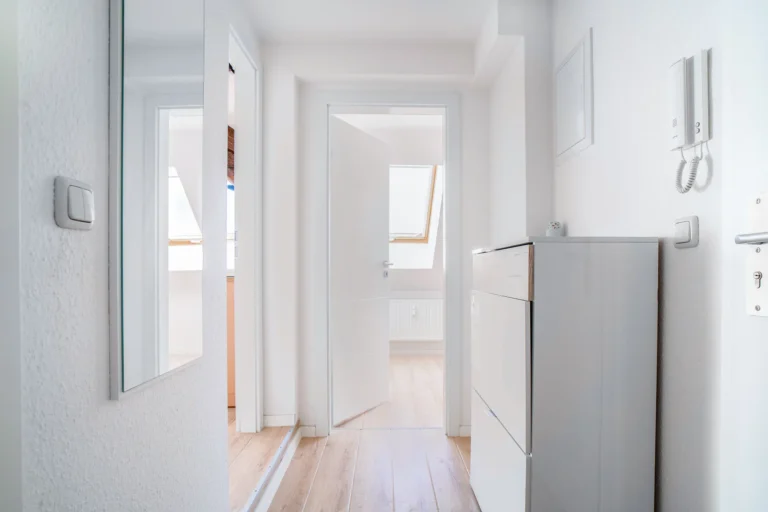 Blick vom Eingangsbereich in das Schlafzimmer einer Dachgeschosswohnung