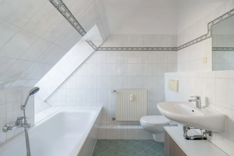 Blick in ein Badezimmer mit Badewanne in einer Dachgeschoss-Wohnung