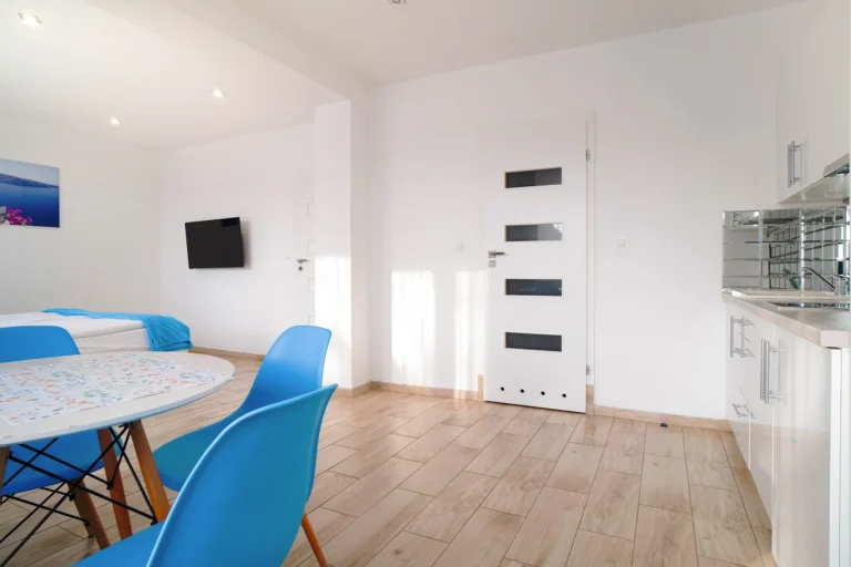 Blick auf den eingangsbereich in einem hellen studioapartment