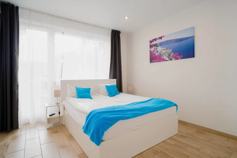 Blick auf ein Bett in einem Studioapartment