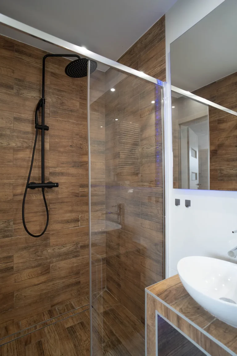 Schwarze Dusche mit Steinfliesen