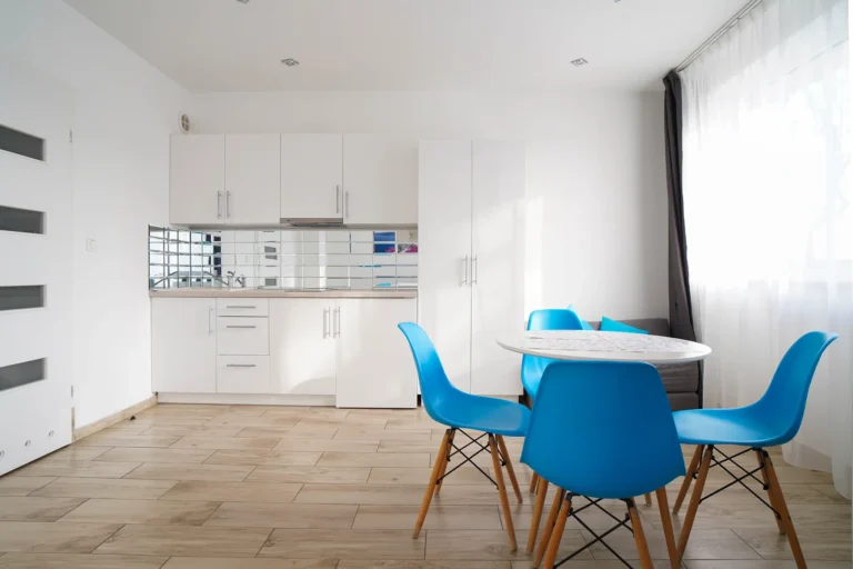 Blick auf eine Küchenzeile in einem Studioapartment