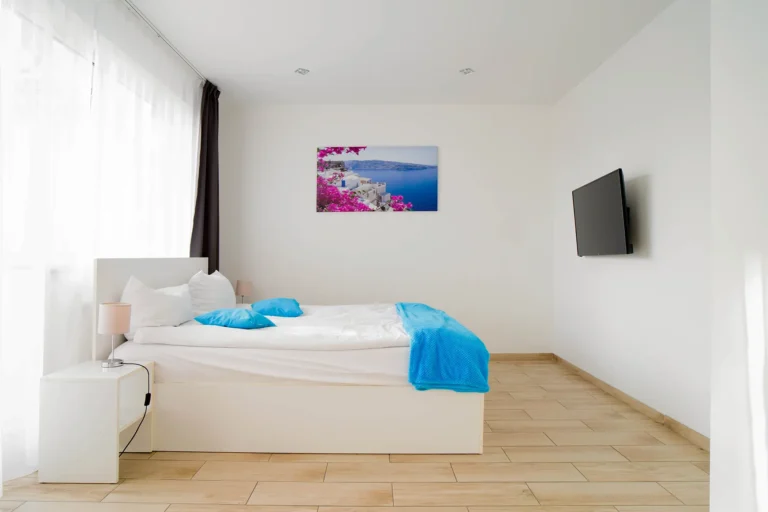 Blick auf ein Bett in einem Studioapartment