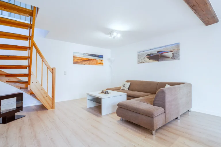 Blick in den Wohnbereich einer Dachgeschosswohnung mit 2 Etagen