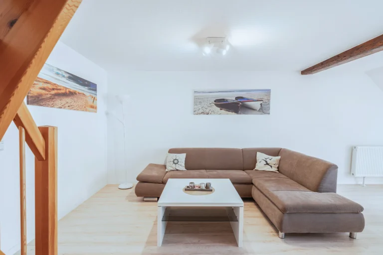 Blick auf eine Sitzecke in einem Wohnzimmer mit Dachschrägen