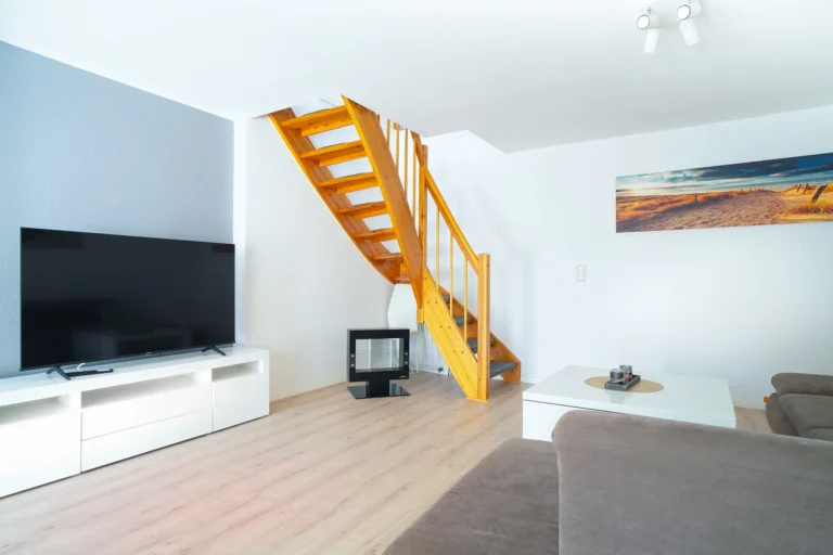 Blick auf die Treppe die in die obere Etage einer Dachgeschosswohnung führt