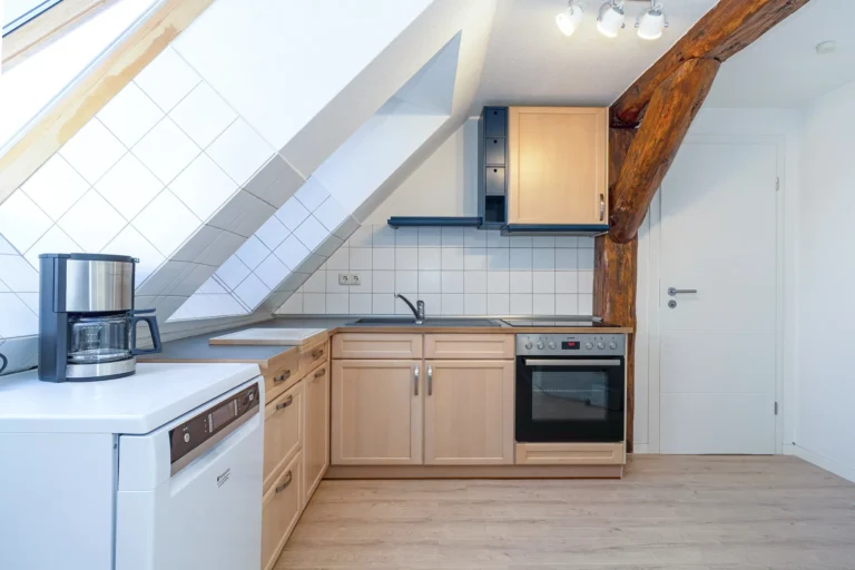 Blick auf die Einbauküche eines Dachgeschossapartments mit Dachschrägen