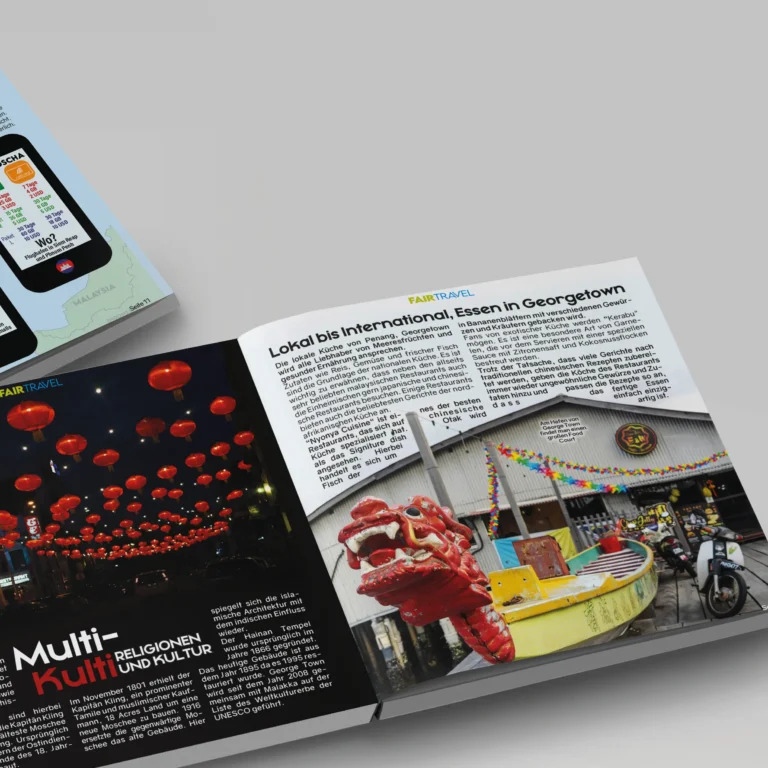 Eine Aufgeschlagene Ausgabe des Fair Travel Magazins mit einem Artikel über Penang-Georgetown