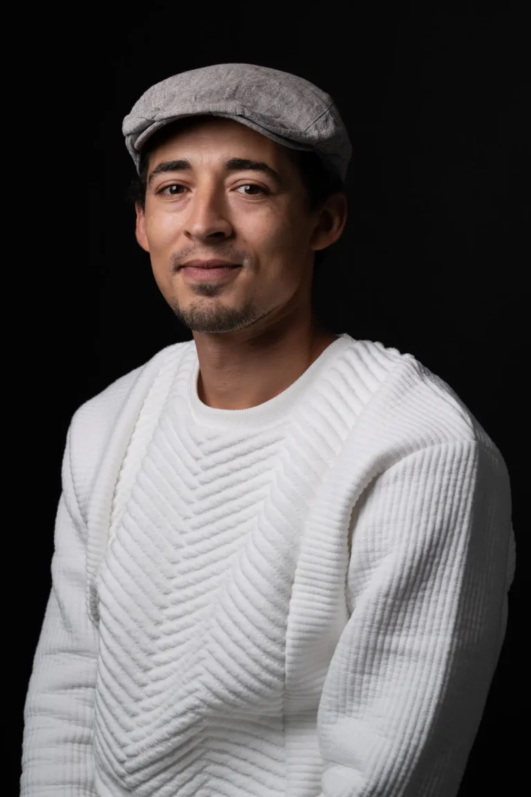 Studio-Portrait mit weißem Pullover – ruhige Ausstrahlung