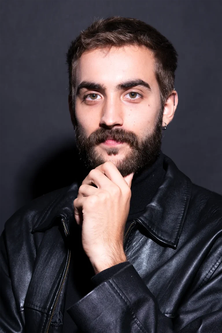 Low-Key-Studio-Portrait eines jungen Mannes mit Lederjacke