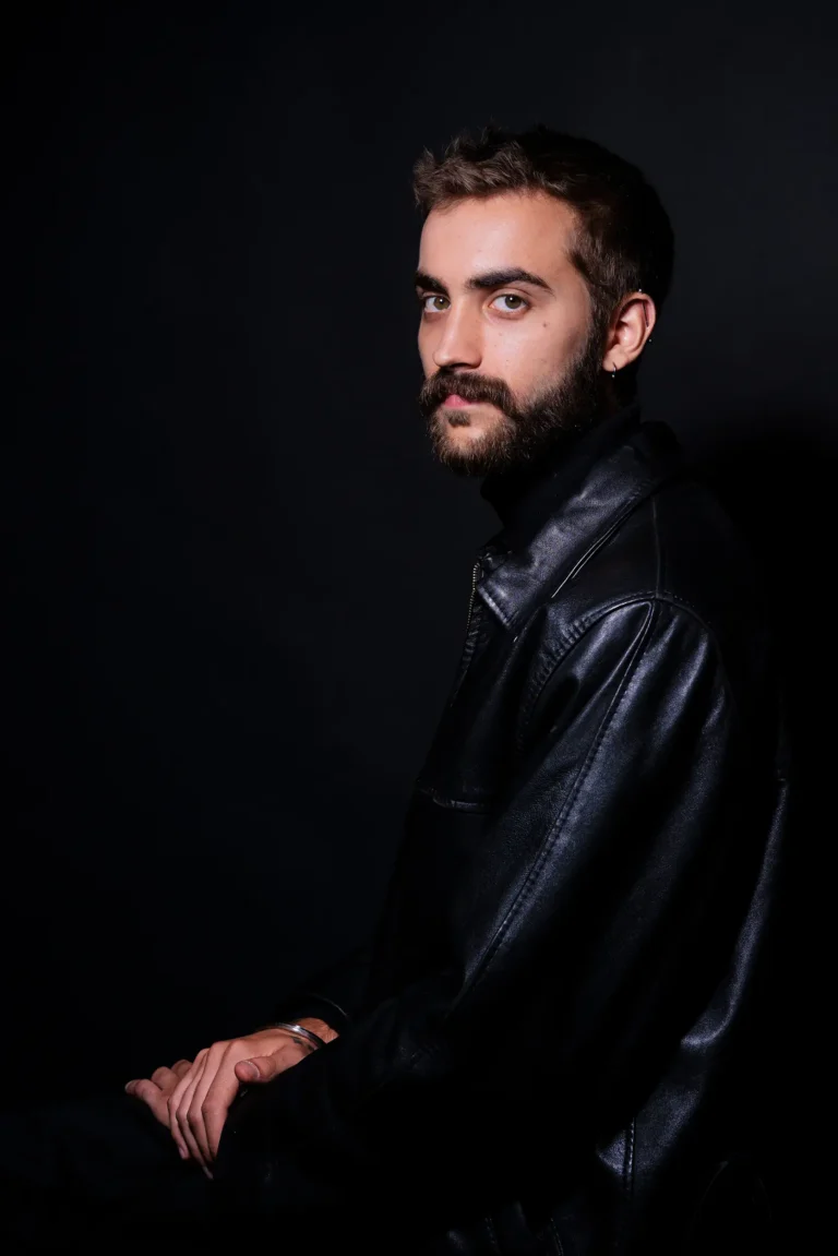 Ein junger Man blickt seitlich in die Kamera