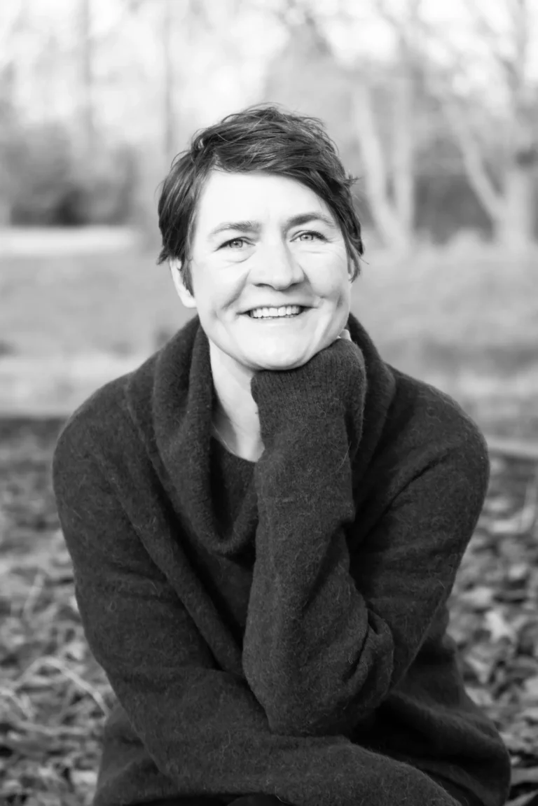 Natürliches Schwarz-Weiß-Portrait im Freien