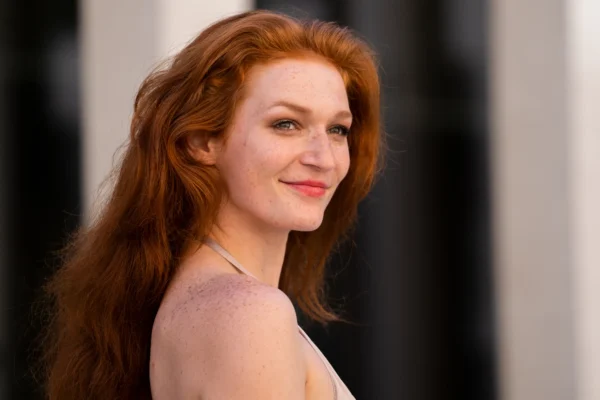 Portrait einer jungen Frau mit roten Haaren