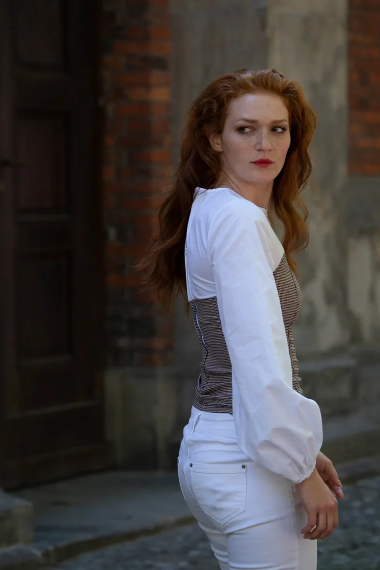 Outdoor-Portrait mit Seitenblick – rotes Haar