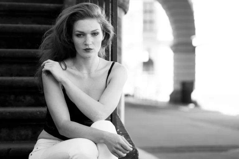 Schwarz-weiß Foto einer jungen Frau mit langen Haaren