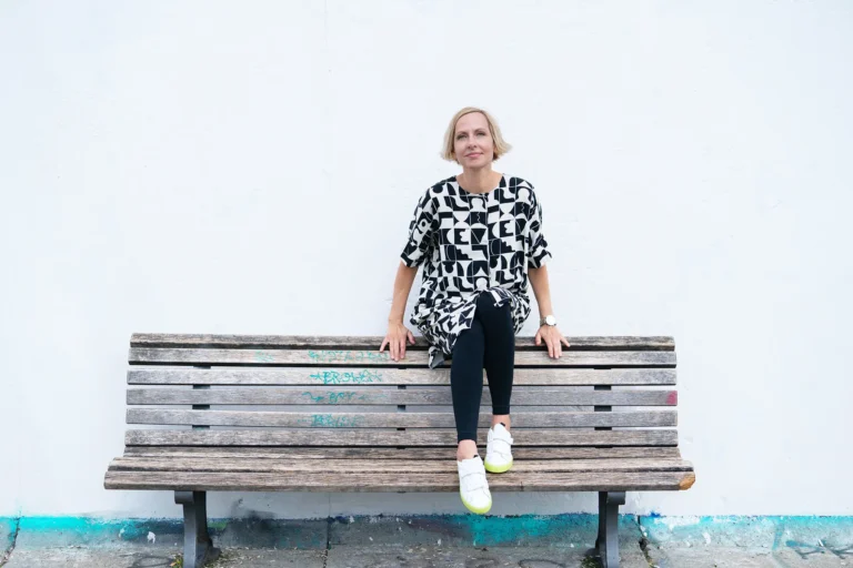 Urbanes Porträt auf einer Parkbank in Berlin