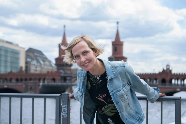 Urbanes Porträt einer Frau an der Oberbaumbrücke in Berlin