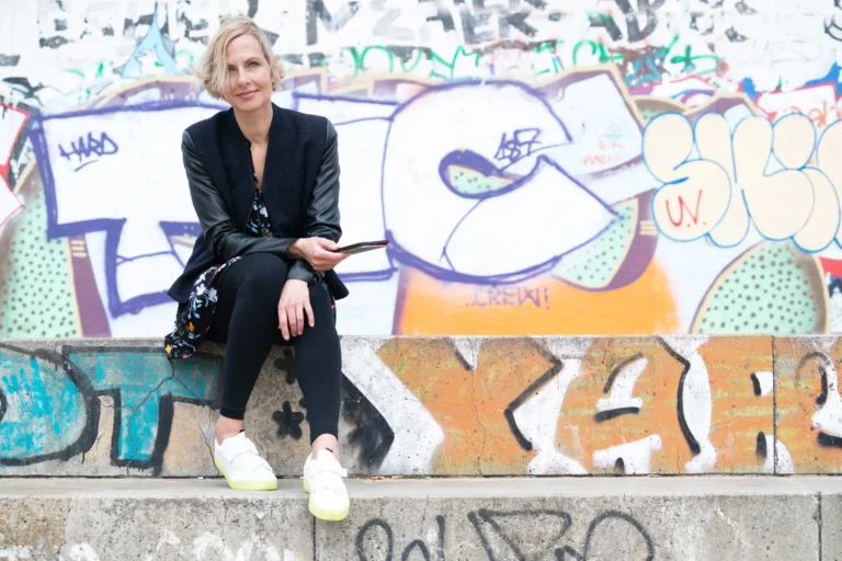 Urbanes Porträt auf einer Treppe in Berlin Fridrichshain