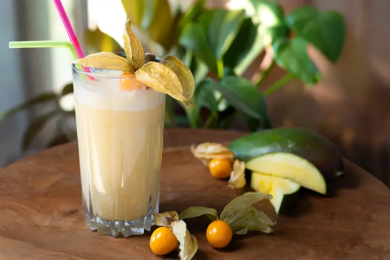 Mangocolada in einem Glas mit 2 Strohhalmen