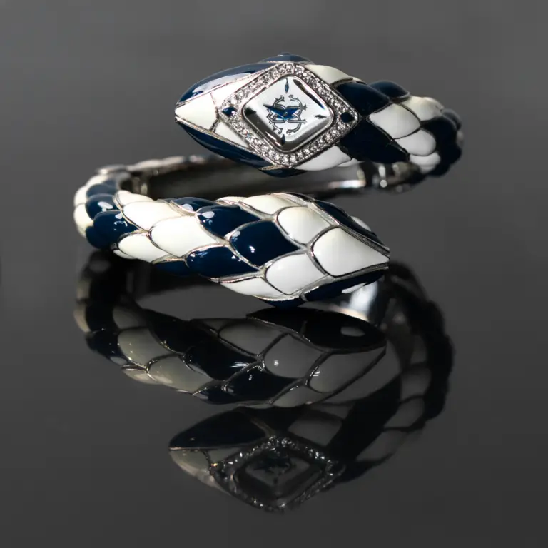 Eine Uhr in Form einer Schlange mit Spiegelung