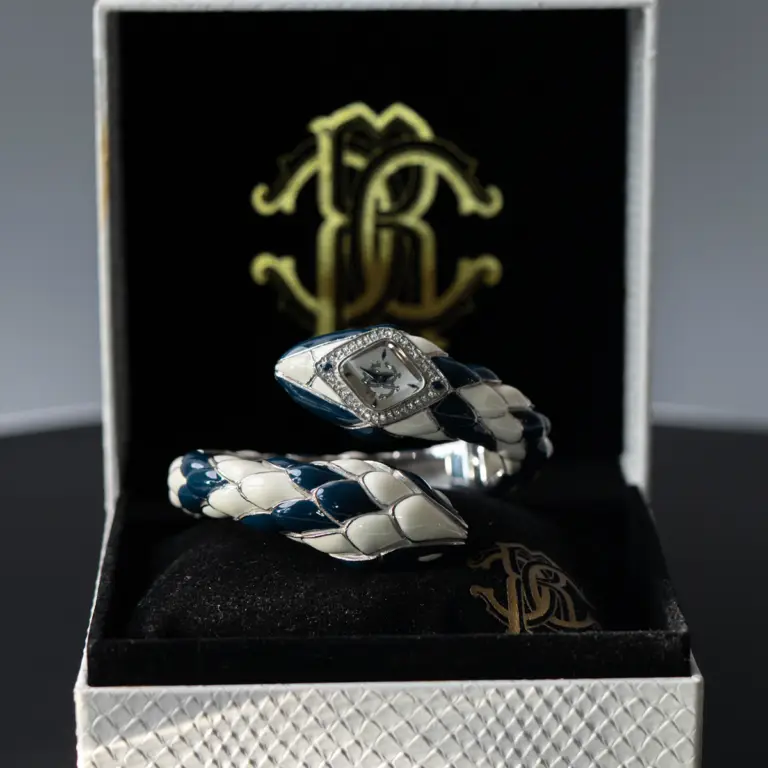 Roberto Cavalli Uhr auf einem Samtkissen