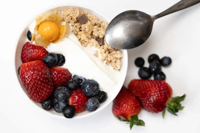 Eine Schüssel mit Beeren, yoghurt und Granola