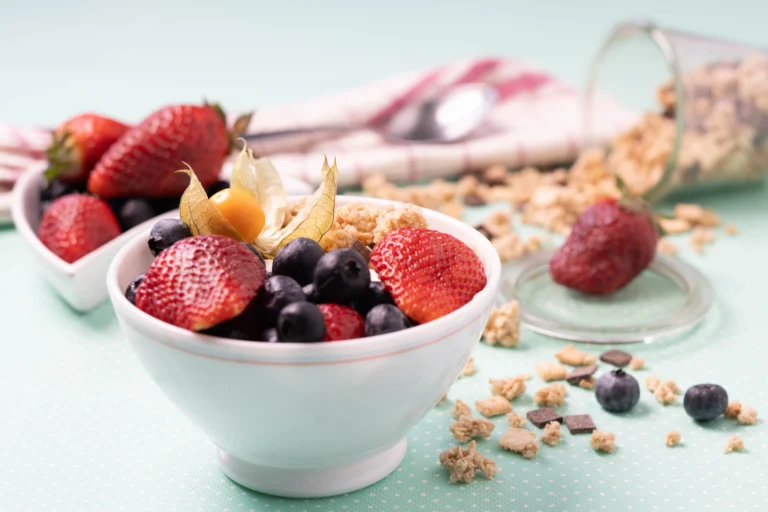 Produktfotografie- Foodfotografie, Beerenmüsli im Studio fotografiert, Lifestyle