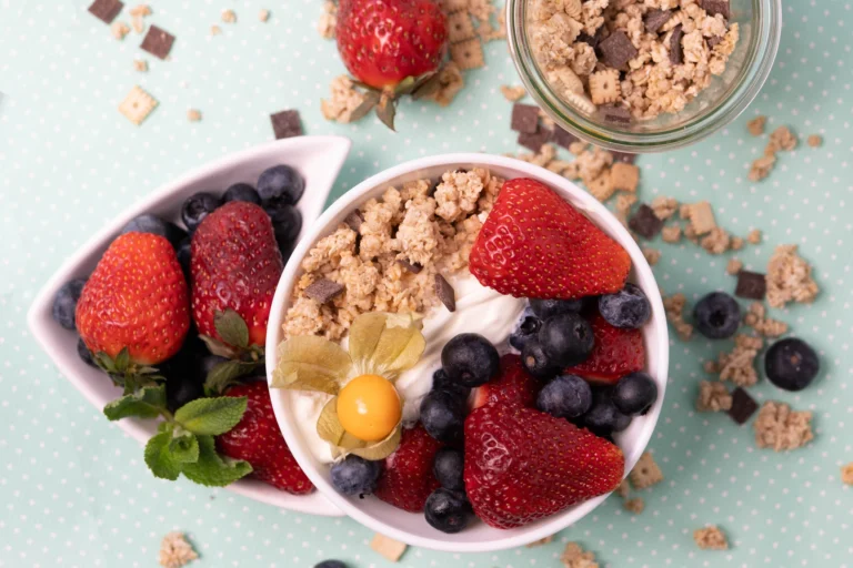 Produktfotografie- Foodfotografie, Beerenmüsli im Studio fotografiert, Lifestyle