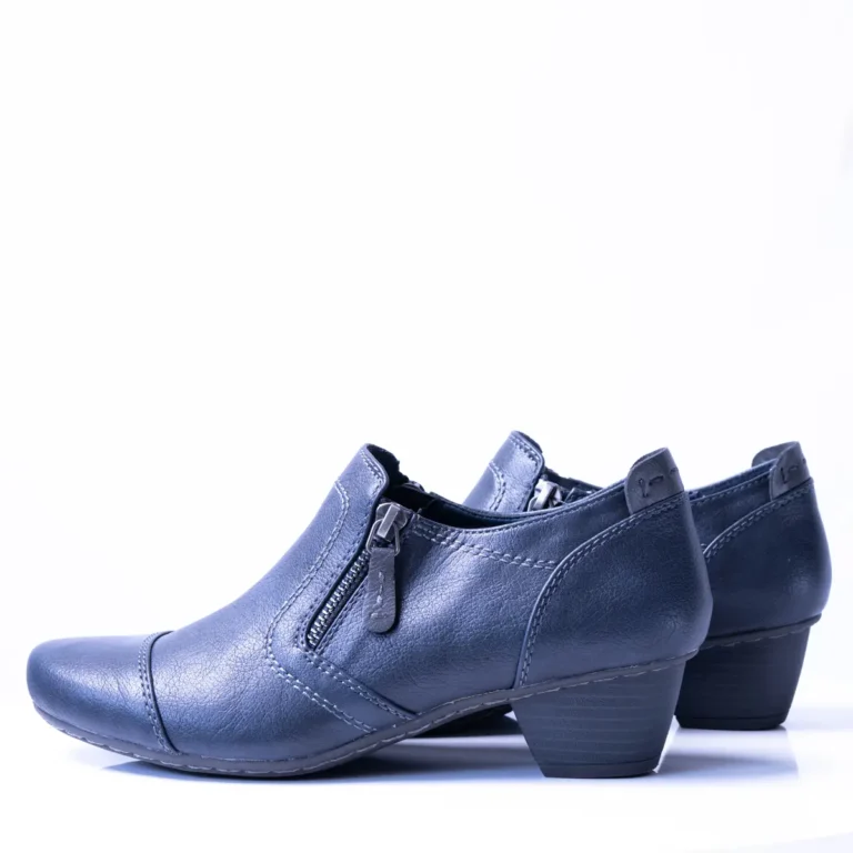 Ein paar dunkelblaue Damenschuhe mit flachem Absatz auf weißem Untergrund