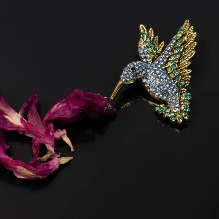 Kolibri Brosche mit blauen und grünen Steinen