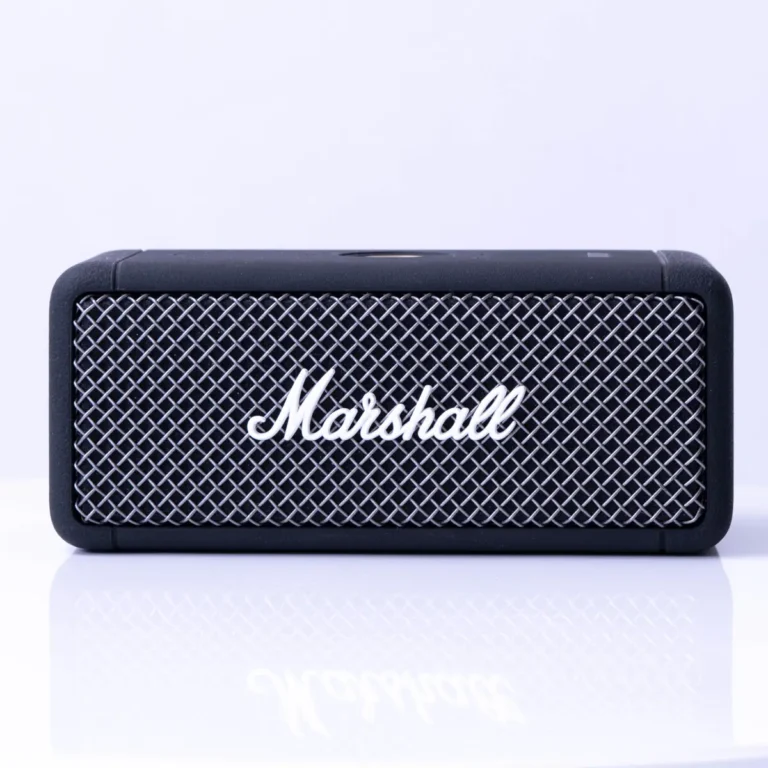 Ein kleiner Marshall Lautsprecher in schwarz mit weißem Logo