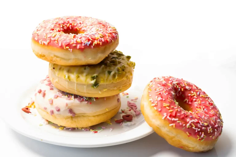 4 Bunte Donuts mit Zuckerstreußeln