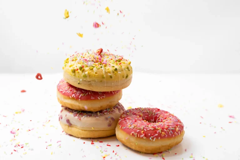 4 Bunte Donuts mit Zuckerstreußeln