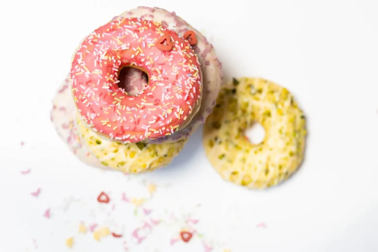 4 Bunte Donuts mit Zuckerstreußeln