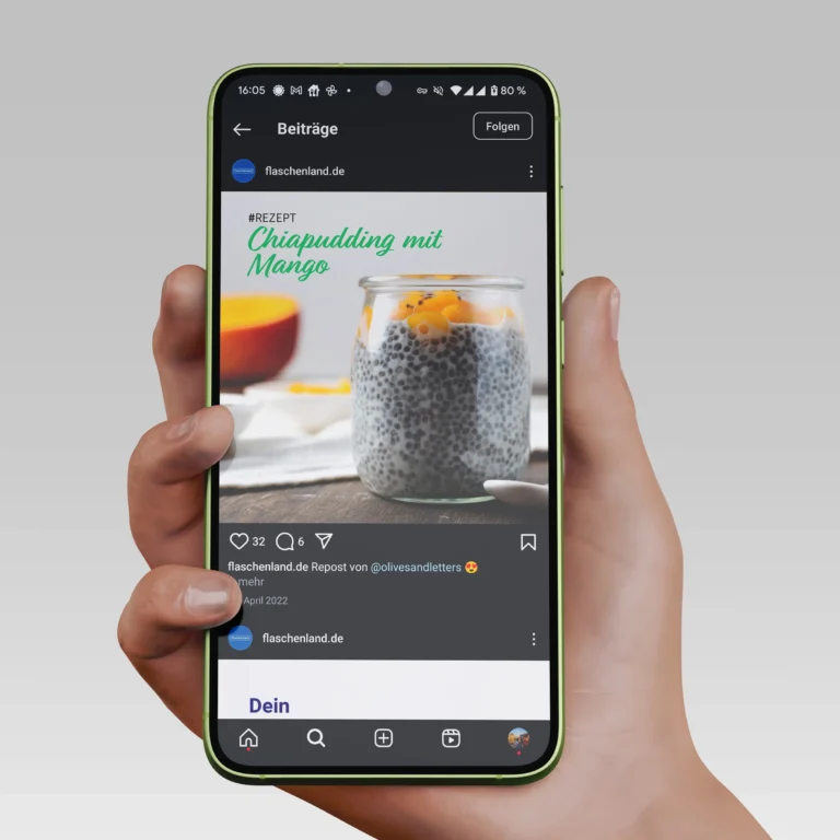 Ein Smartphone mit einem Social Media Beitrag, Es ist ein Glas mit Chiapudding zu sehen.