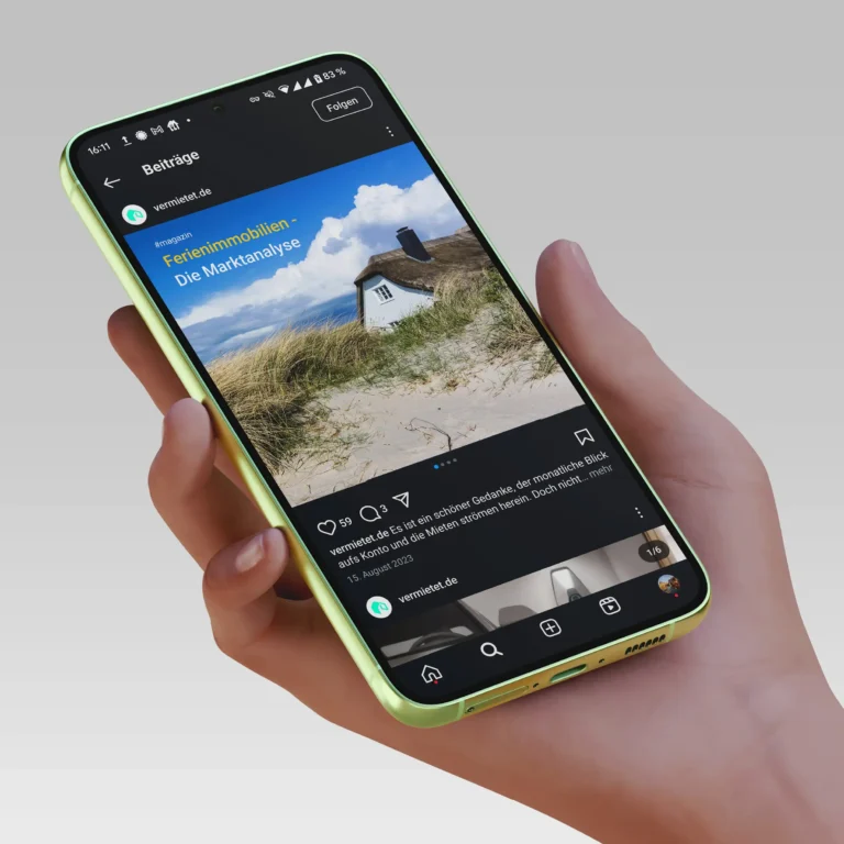 Ein Smartphone mit einem Social Media Beitrag, Es ist einem Haus an der Küste.