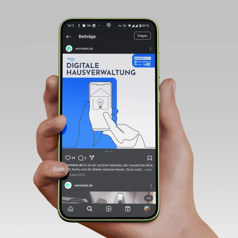 Ein Smartphone mit einem Social Media Beitrag, Es ist eine Illustration mit Text auf blauem Hintergrund zu sehen.
