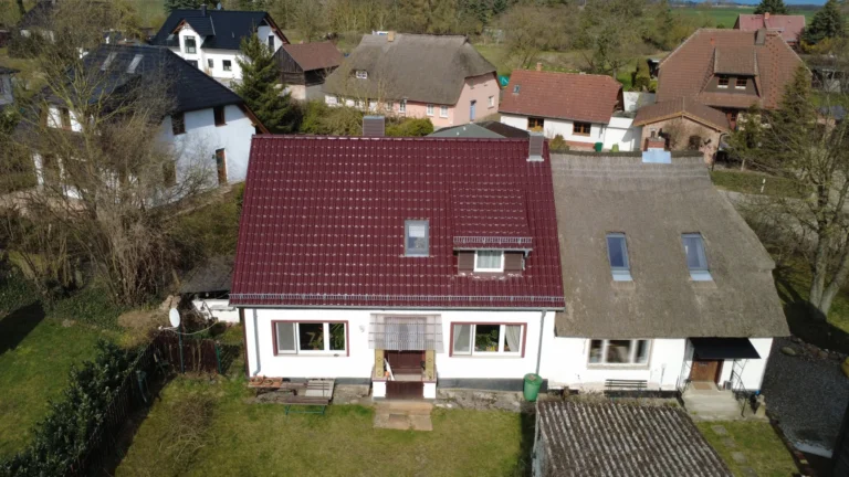 Luftaufnahme Einfamilienhaus mit rotbraunem Dach